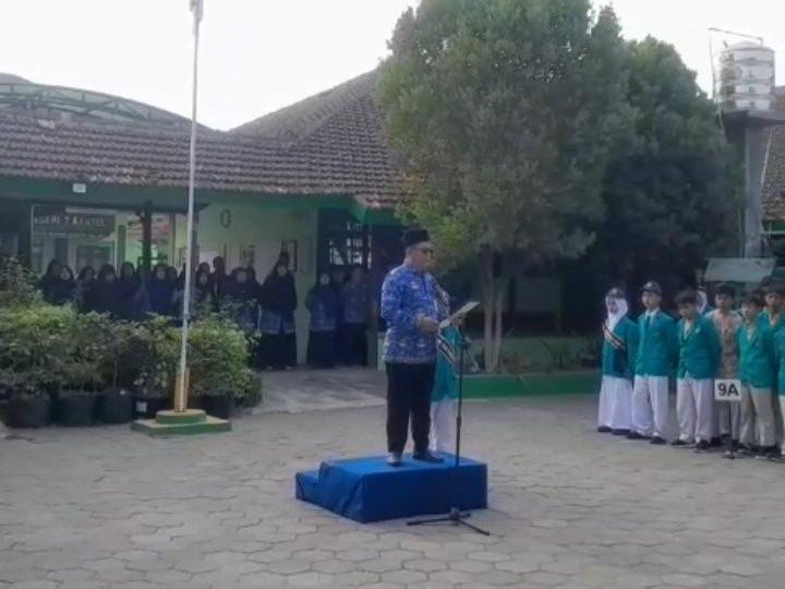 Kepala MTsN 7 Bantul Bacakan Ikrar Ketua DPR RI pada Upacara Hari Kesaktian Pancasila