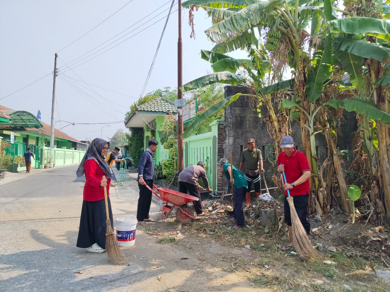 Kepala Tata Usaha MTsN 7 Bantul Bersamai Giat Jumat Bersih dan Gerakan Adiwiyata di Lingkungan Madra