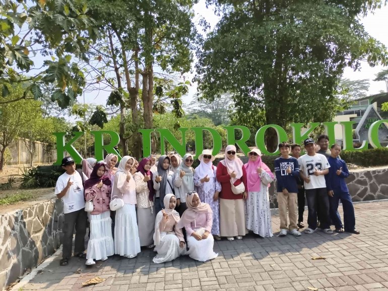 Usai Manasik Haji, Murid MTsN 2 Bantul Nikmati Kesegaran KebunRaya Indrokilo
