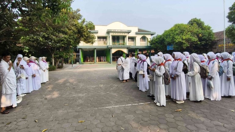 Adam Pimpin Doa Khusyuk Jelang Keberangkatan Manasik Haji MTsN 2 Bantul