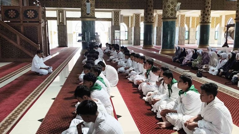 Dari Masjid Al Aqsa, Ahmad Daris Pandu Miqat Manasik Haji MTsN 2 Bantul