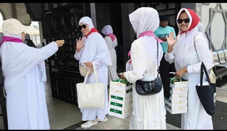 Isti Pimpin Murid MTsN 2 Bantul Masuk Lokasi, Pastikan Semua Dapat Kartu