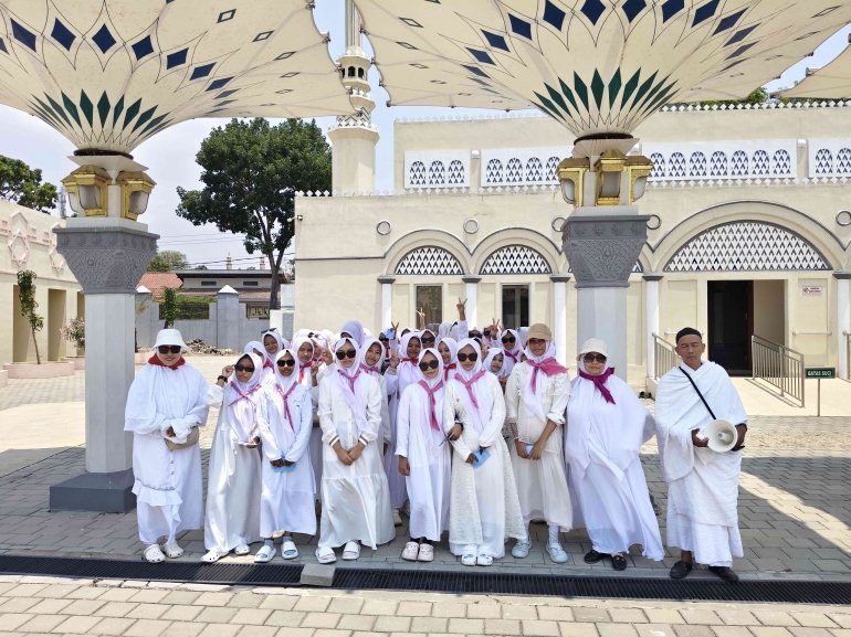 Awali Tawaf Rombongan Satu, Agus dan Mutawwif Pimpin Manasik MTsN 2 Bantul