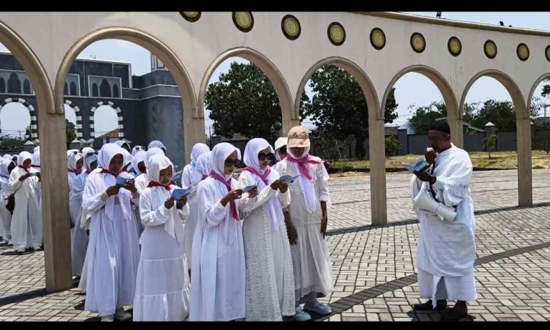 Lafalkan Do'a Melihat Ka'bah Awali Tawaf Perdana MTsN 2 Bantul di Boyolali