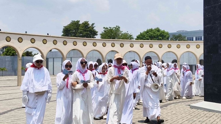 Khusyuk, Seluruh Murid MTsN 2 Bantul Bacakan Doa di Rukun Yamani