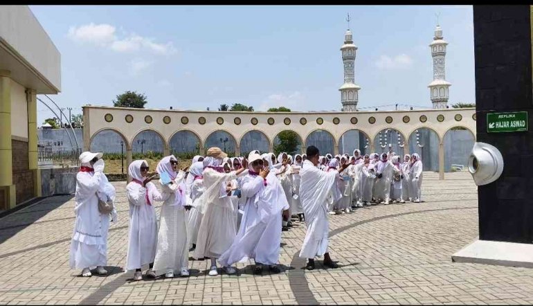 Kecup Tangan ke Arah Hajar Aswad, Murid MTsN 2 Bantul Ucap Takbir