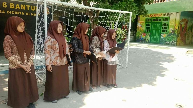 Kelas VIII E MTsN 6 Bantul Gelar Latihan, Siapkan Diri Jadi Petugas Upacara