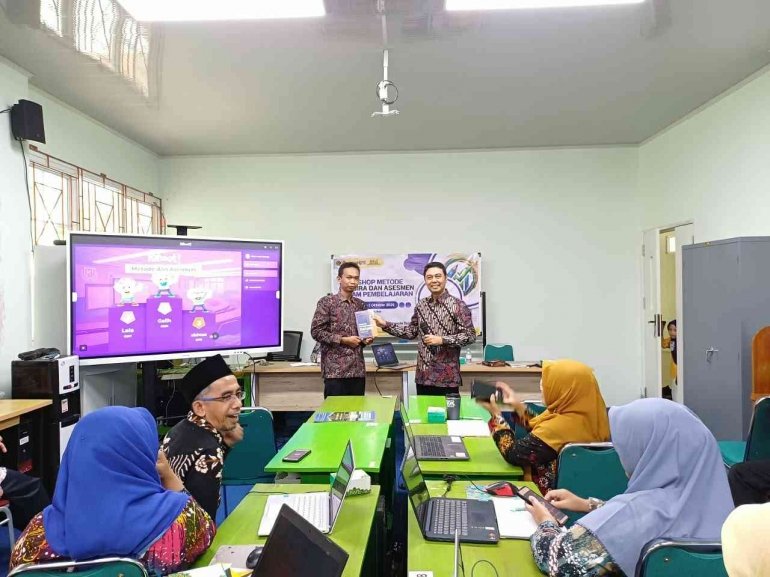 Menang Kuis Pretest Pelatihan, Guru PJOK MTsN 6 Bantul Raih Hadiah Buku