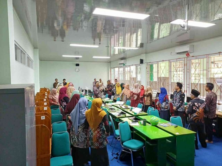 MTsN 6 Bantul Gandeng Dosen UNY Gelar Pelatihan Pembelajaran Metode Gembira