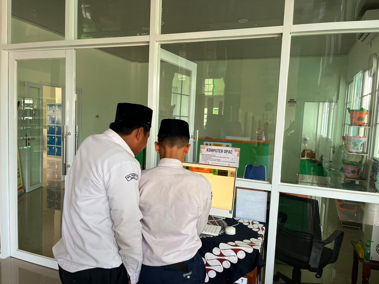 Siswa MTsN 6 Bantul Antusias Cari Novel Favorit Lewat OPAC Perpustakaan de' Talenta Lib