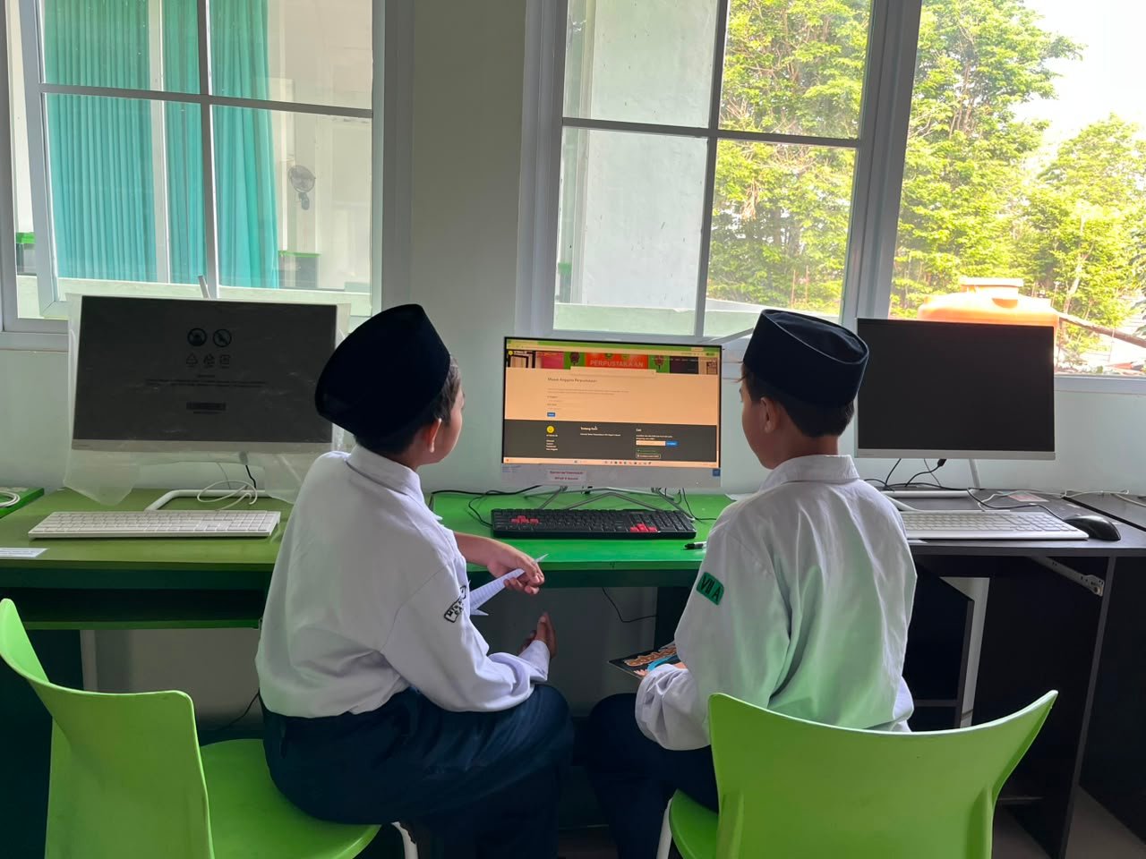 Asyiknya Berburu Referensi Pantun, Siswa MTsN 6 Bantul Manfaatkan Komputer Layanan Digital Perpustak