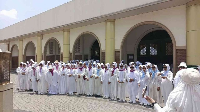  Usai Tawaf, Eni Ajak Murid MTsN 2 Bantul Salat Sunnah di Depan Kabah