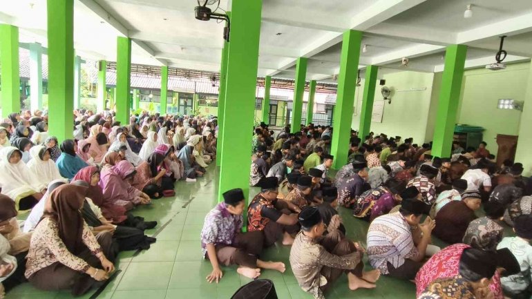 Awali Jumaria dengan Doa, MTsN 2 Bantul Gelar Mujahadah Bersama
