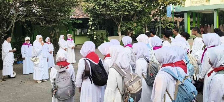 Berangkatkan Manasik Haji Murid, Kepala MTsN 2 Bantul Beri Pesan Khusus