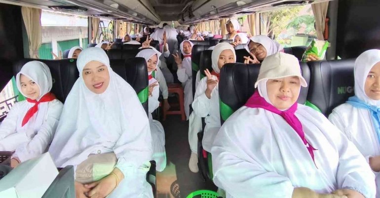 Dalam Perjalanan Manasik ke Boyolali, Murid MTsN 2 Bantul Baca Talbiyah