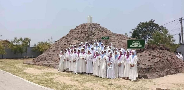 Manasik Haji Murid MTsN 2 Bantul Kunjungi Replika Jabal Rahmah
