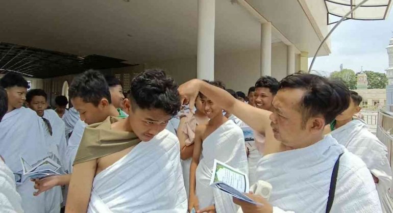 Manasik Haji Murid MTsN 2 Bantul di Qolbu Boyolali Praktikkan Tahalul