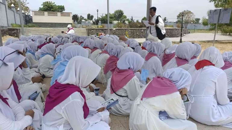 Wukuf di Arafah, Murid MTsN 2 Bantul Belajar Muhasabah di Puncak Haji