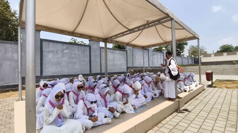 Wukuf di Arafah, Murid MTsN 2 Bantul Menyimak Khutbah Arafah dengan Khusyuk