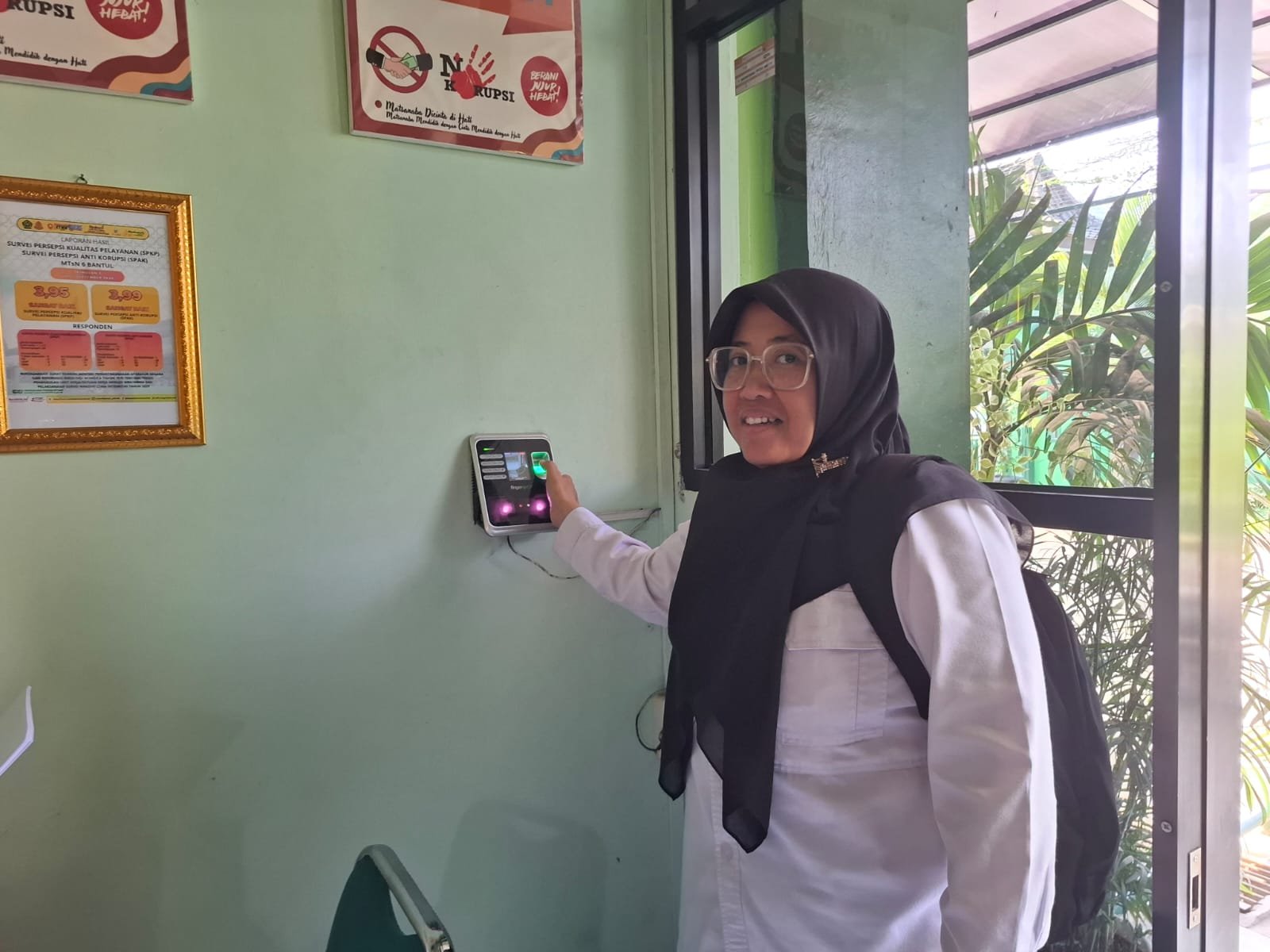 Waka Kurikulum MTsN 6 Bantul Lakukan Presensi Pulang