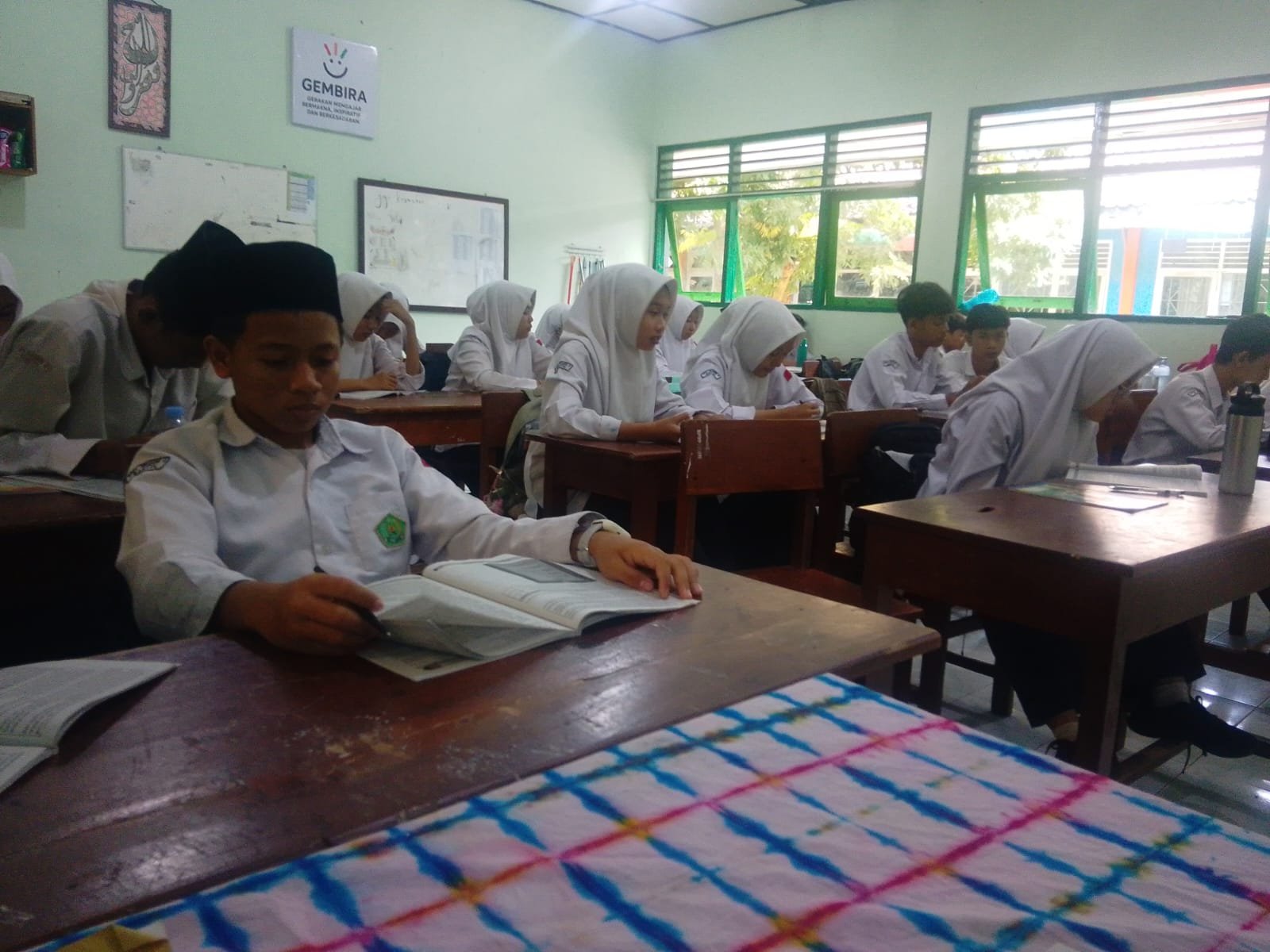 Inovasi Literasi Kelas 9B MTsN 6 Bantul: Memahami Bacaan Lewat Mendengar dan Membaca Lingkungan