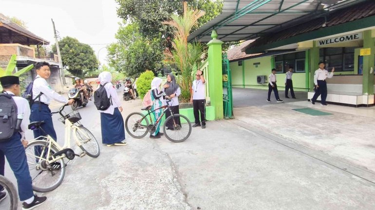Senyum di Gerbang, Akhlak Tumbuh: MTsN 2 Bantul Biasakan 5S