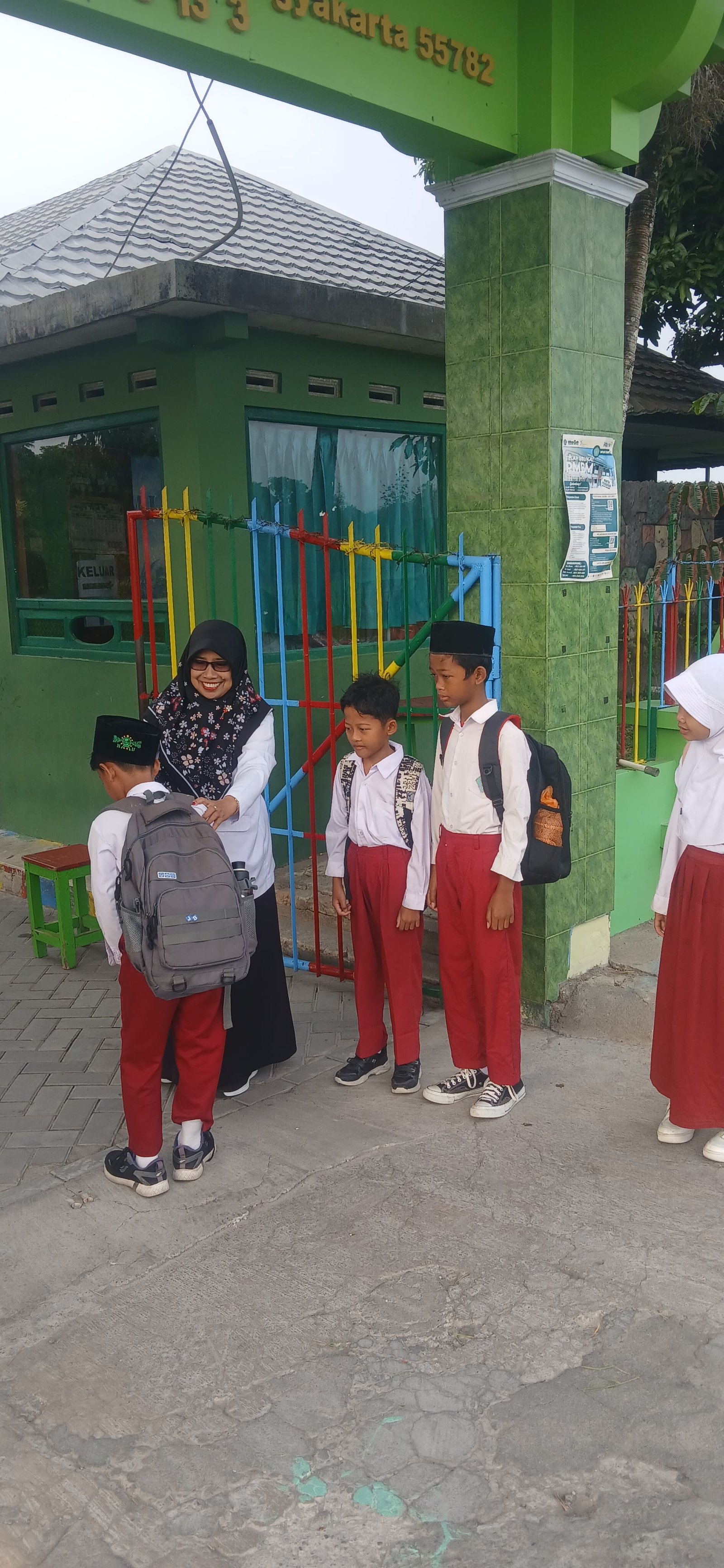 Sambut Murid di Pagi Hari, Kepala MIN 2 Bantul Kobarkan Semangat Belajar dan Cinta Al-Qur’an