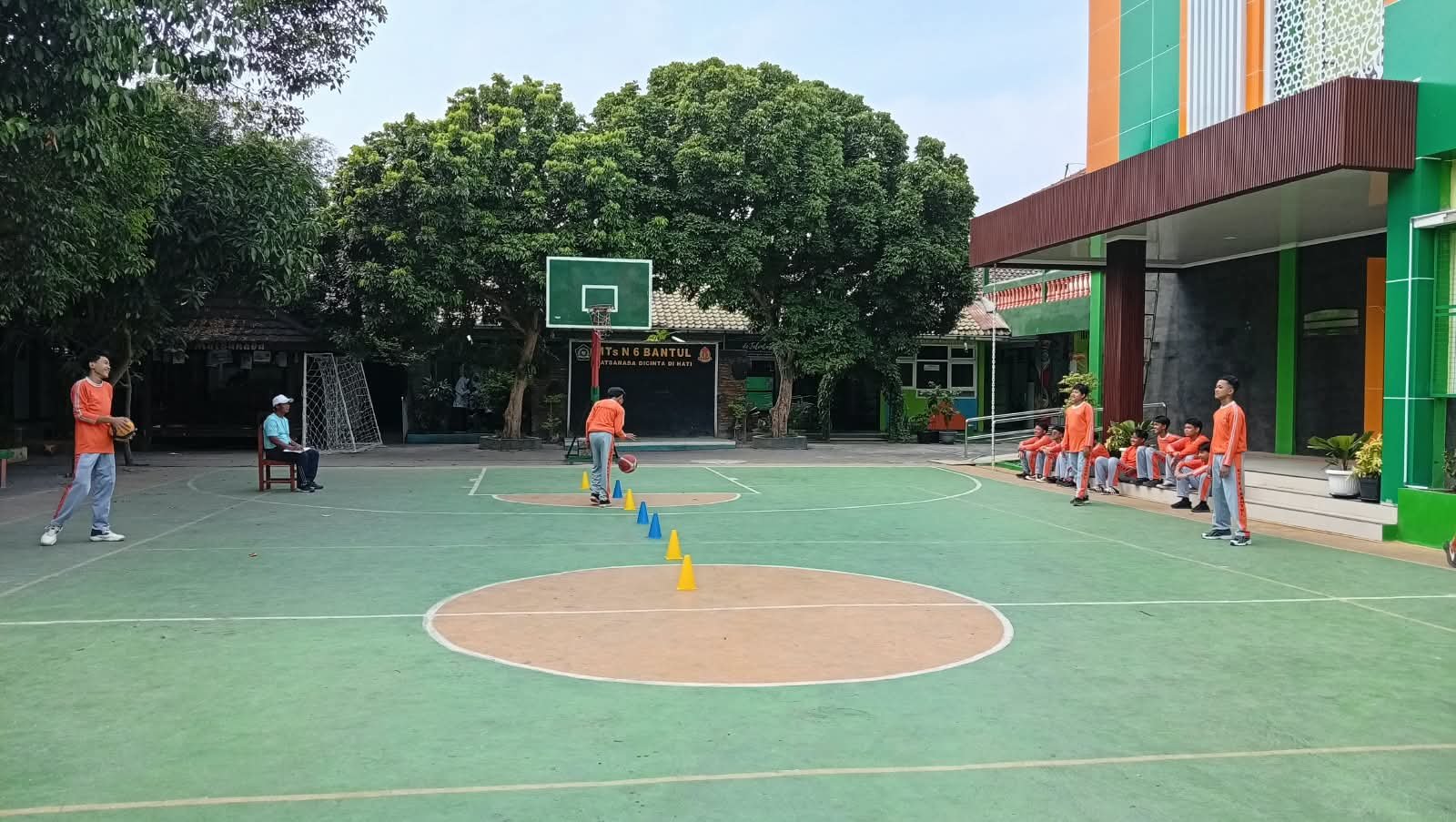 Guru PJOK MTs N 6 Bantul Laksanakan Penilaian Dribel dan Shooting Bola Basket di Kelas VIII C