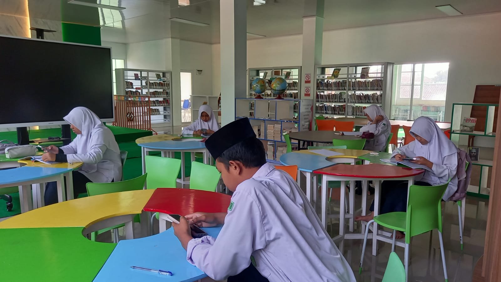 Siswa SKS MTsN 6 Bantul Jalani Ujian Tertib di Perpustakaan De’Talenta Lib