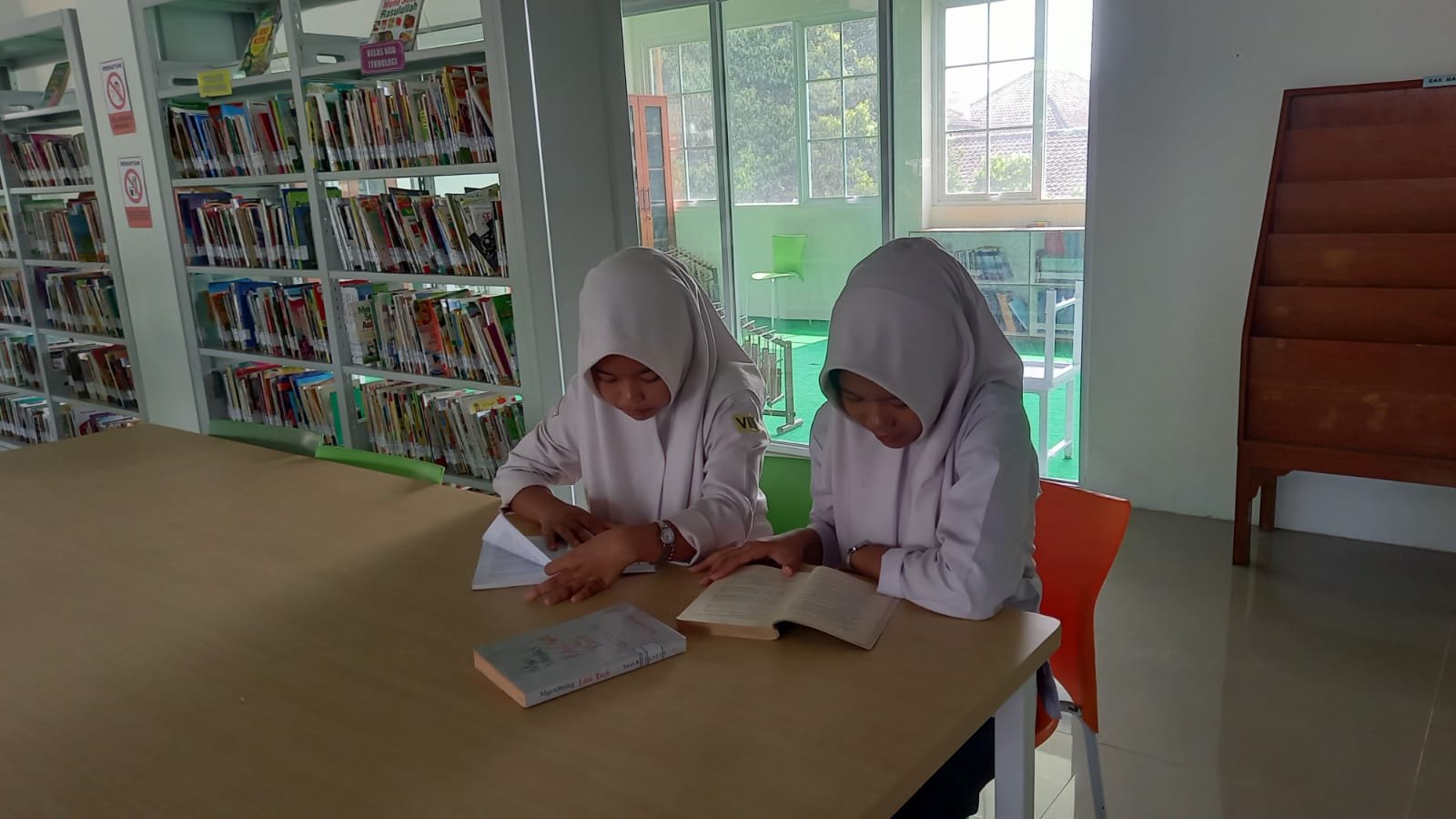 Siswi MTsN 6 Bantul Isi Waktu Luang dengan Membaca di De’Talenta Lib