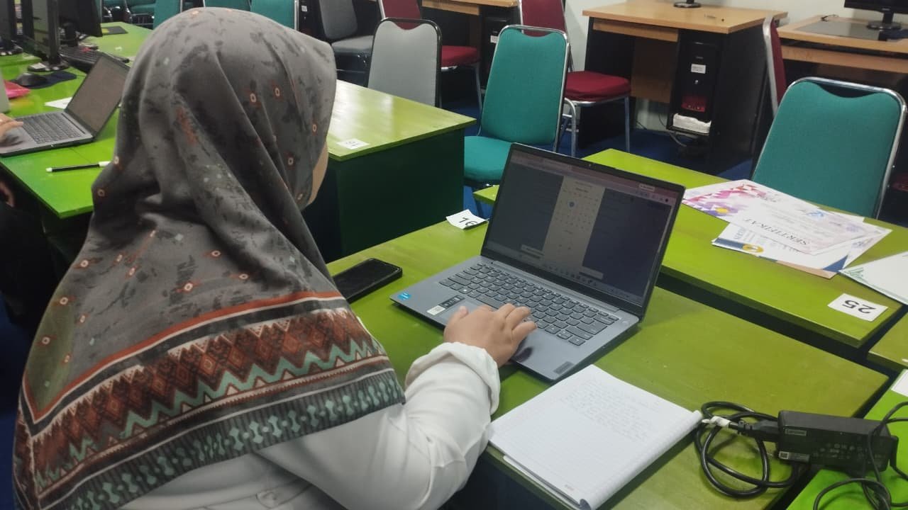 Editor Tim Kreatif MTsN 6 Bantul Hadirkan Tayangan Informatif dan Positif