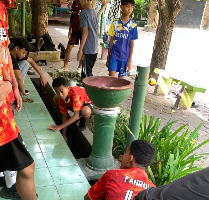Tidak Sekadar Olahraga Fisik, Siswa Ekstrakurikuler Bola Voli MTsN 6 Bantul Peduli Kebersihan