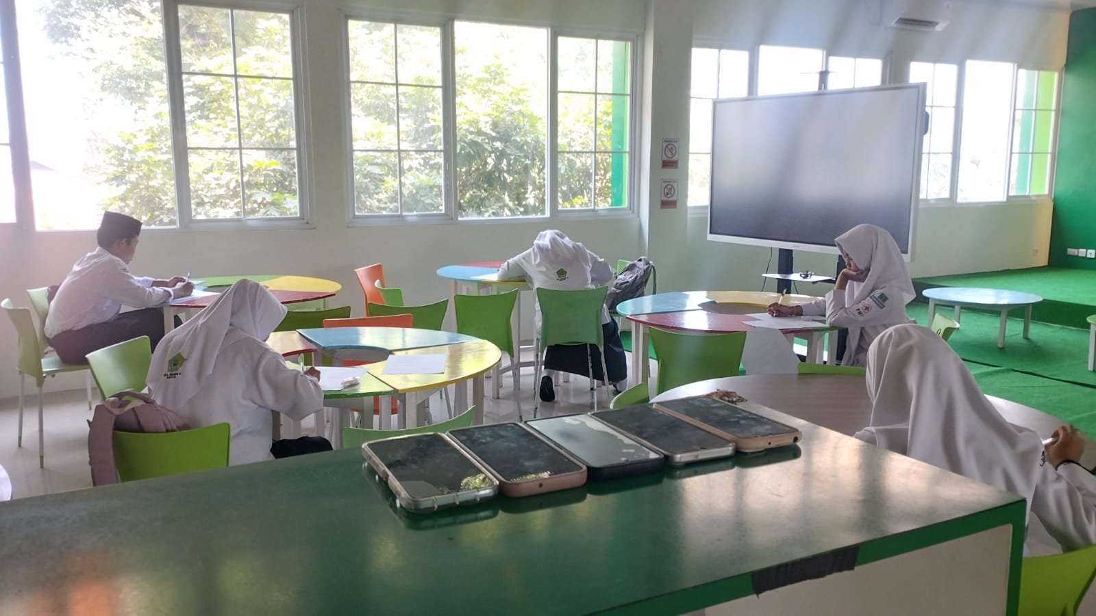 Melek Digital dan Bertanggung Jawab, Siswa MTsN 6 Bantul Tertib Kumpulkan HP
