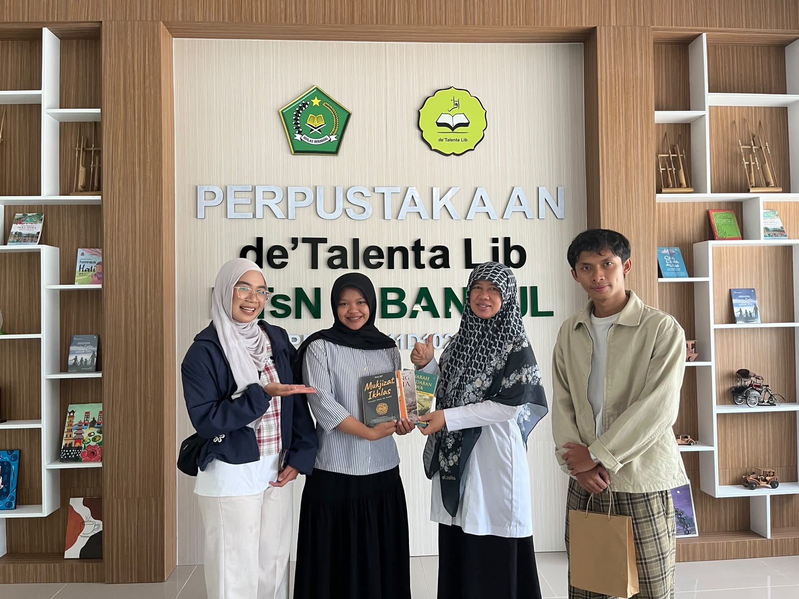 Sambut Kembalinya Mahasiswa PK UNY, Perpustakaan MTsN 6 Bantul Terima Donasi Buku