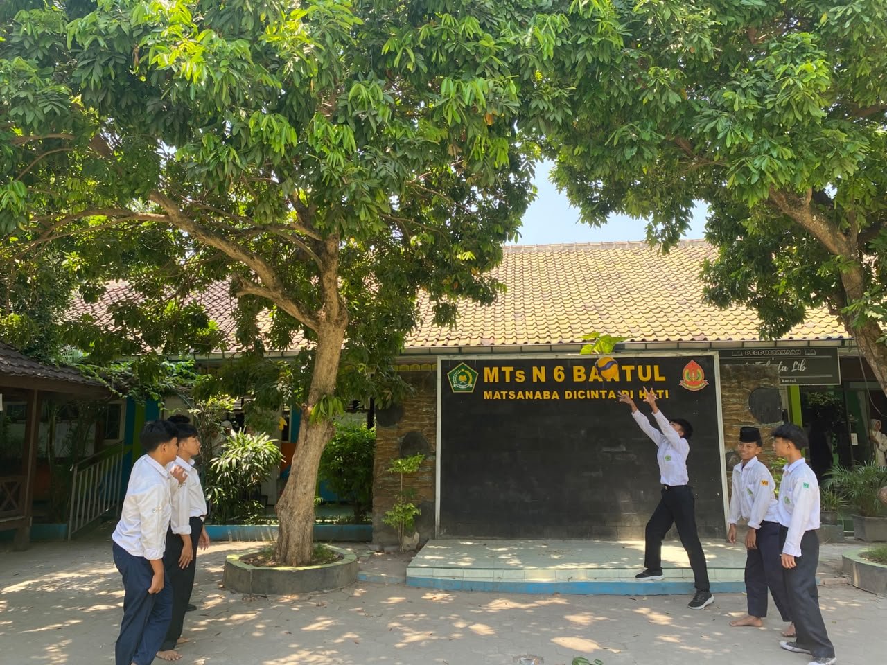 Istirahat Produktif, Siswa MTsN 6 Bantul Bermain Voli Lintas Kelas