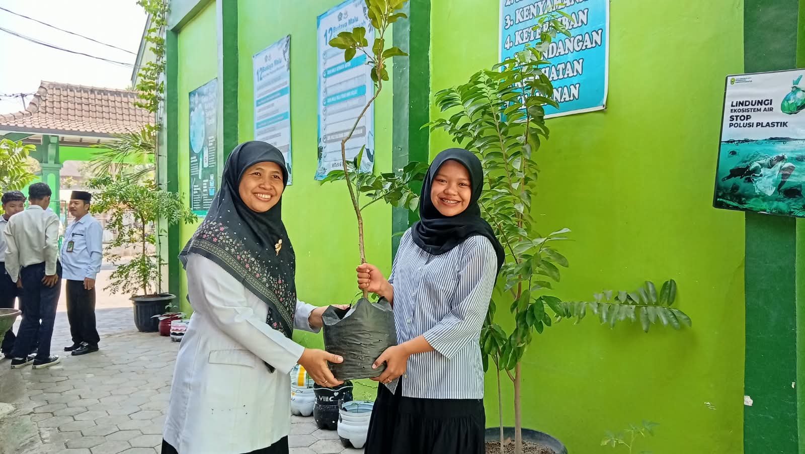 Mahasiswa PK UNY Serahkan Pohon Buah untuk Tambah Koleksi Tanaman di MTs N 6 Bantul