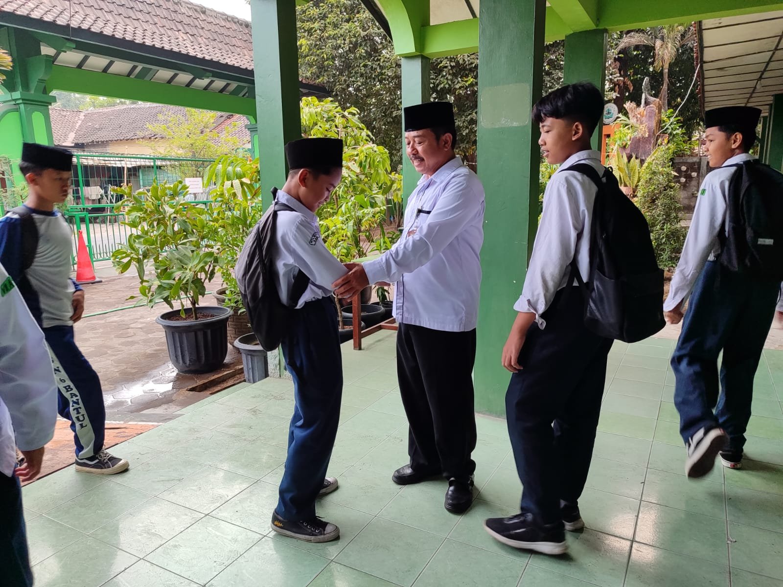 Sapa Penuh Senyum, Tegakkan Disiplin:Gaya Kepala MTsN 6 Bantul Sambut Siswa