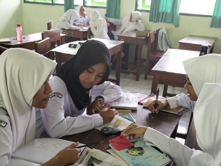 Belajar Bentuk Aljabar Lebih Menyenangkan dengan “Kartu Beroda” di MTsN 6 Bantul
