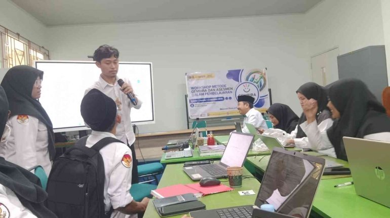 Staf Tata Usaha MTsN 6 Bantul Dimas Imam Pratama Sampaikan Lagimantul