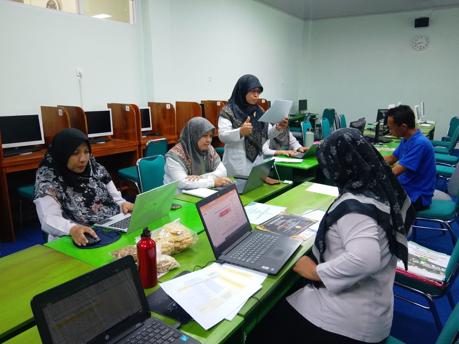 Koordinator Madrasah Hebat Bidang Prestasi MTsN 6 Bantul Pimpin Diskusi Strategi Pemenuhan Eviden