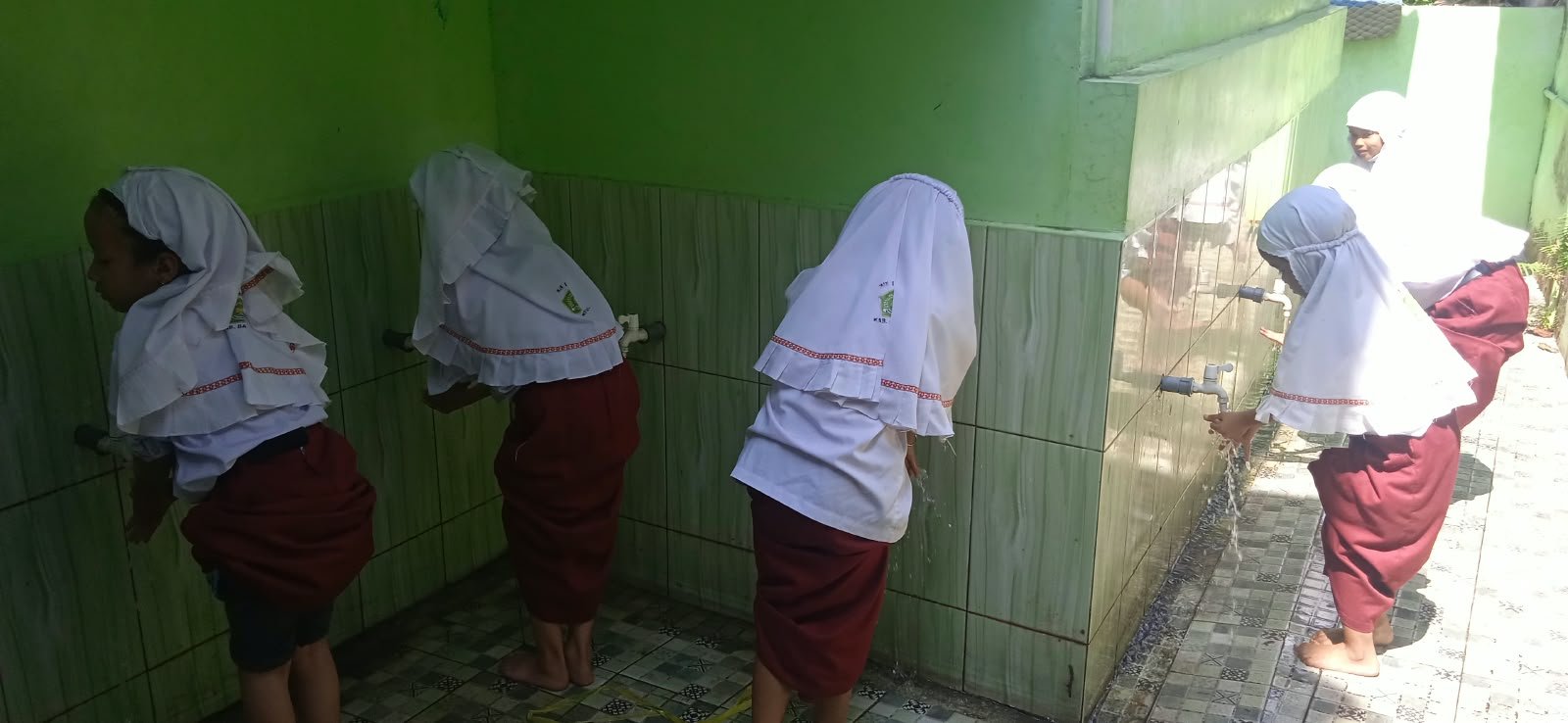 Pembiasaan Ibadah Sejak Dini, Siswa Kelas 1 MIN 1 Bantul Praktik Wudu Sebelum Salat Zuhur