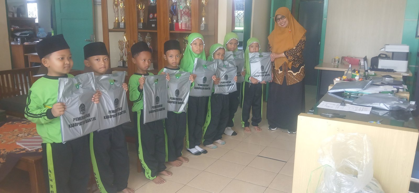 Wujud Kepedulian Pendidikan, Kepala MIN 2 Bantul Serahkan Bantuan Seragam kepada Murid