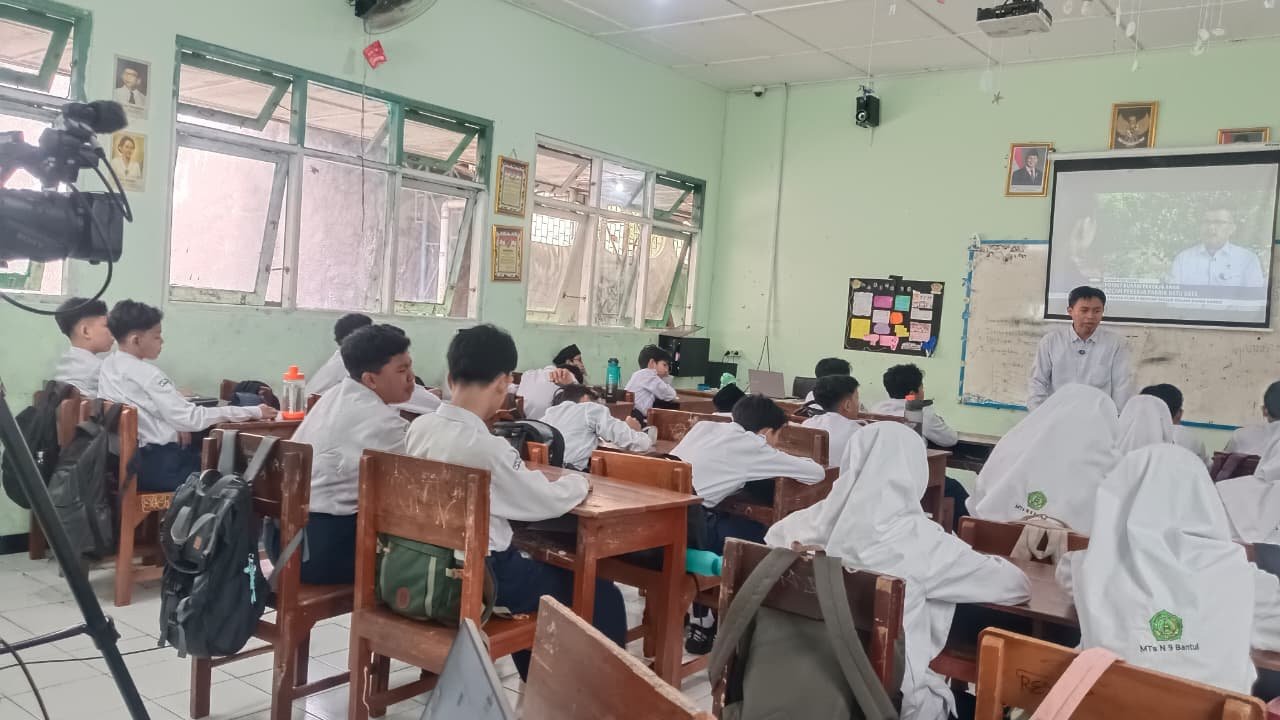 Take Video Pembelajaran IPS, Murid Kelas VII MTsN 9 Bantul Ikuti Kegiatan Bersama Pak Tyan
