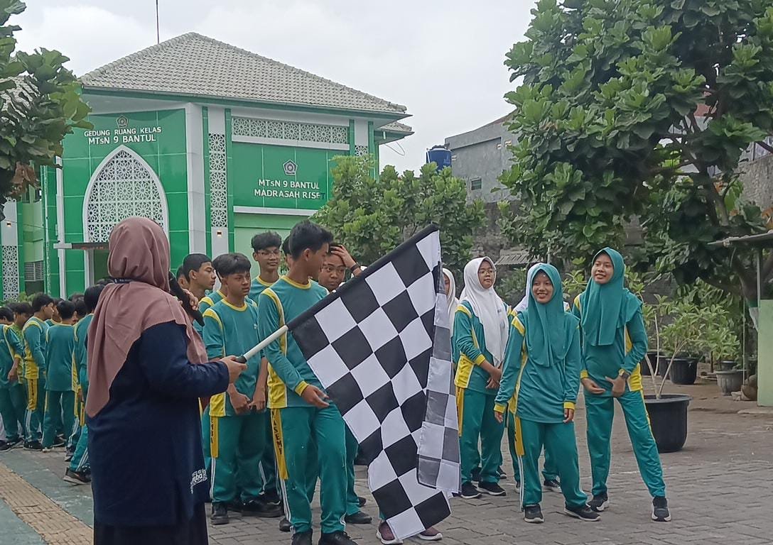 Semarak Haornas, MTsN 9 Bantul Gelar Jalan Sehat Bersama Warga Madrasah