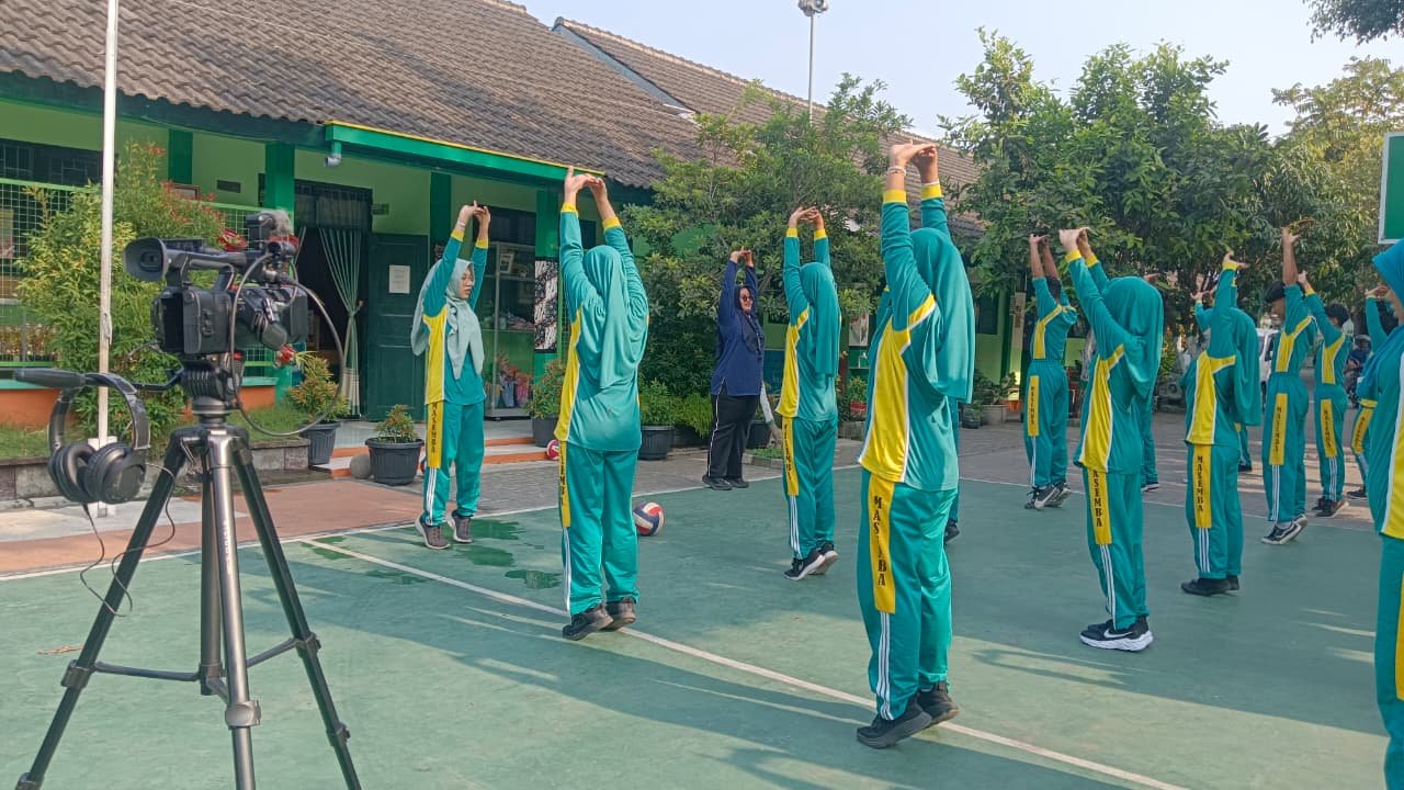 Pembelajaran PJOK MTsN 9 Bantul Asah Keterampilan Bola Voli