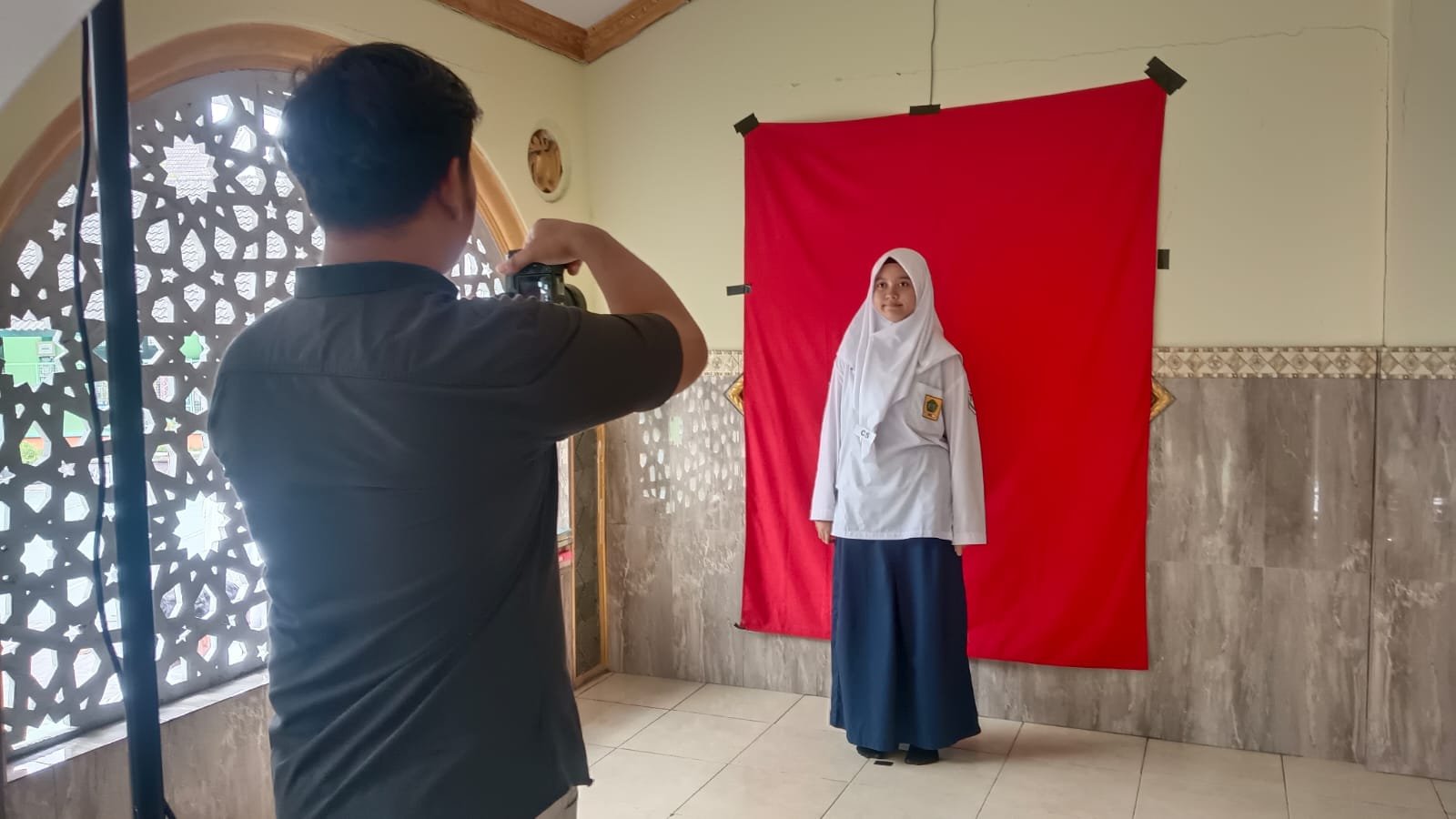 Murid Kelas VII MTsN 9 Bantul Ikuti Pemotretan untuk Kartu Pelajar dan Rapor