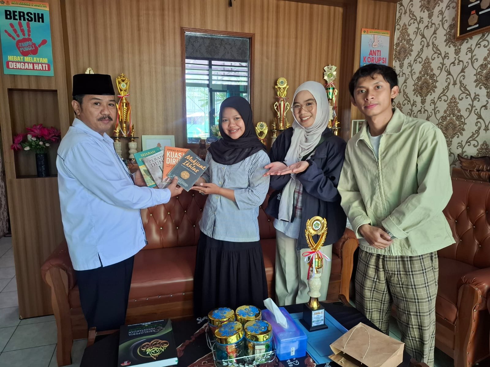 Mahasiswa Praktik Kependidikan UNY Salurkan Sedekah Buku untuk MTsN 6 Bantul