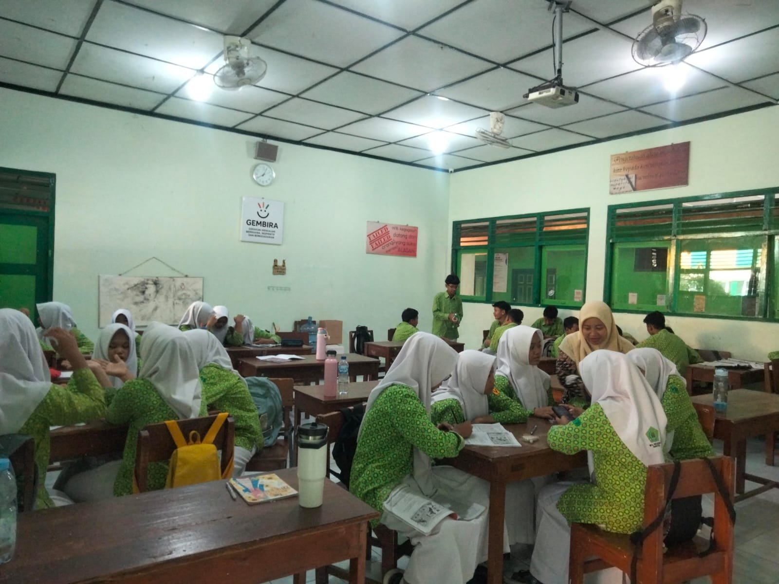 Siswa Kelas 8E MTsN 6 Bantul Diskusi Seru: Siapkan Apresiasi Kantin Hilal Lewat Film Pendek Bersama 