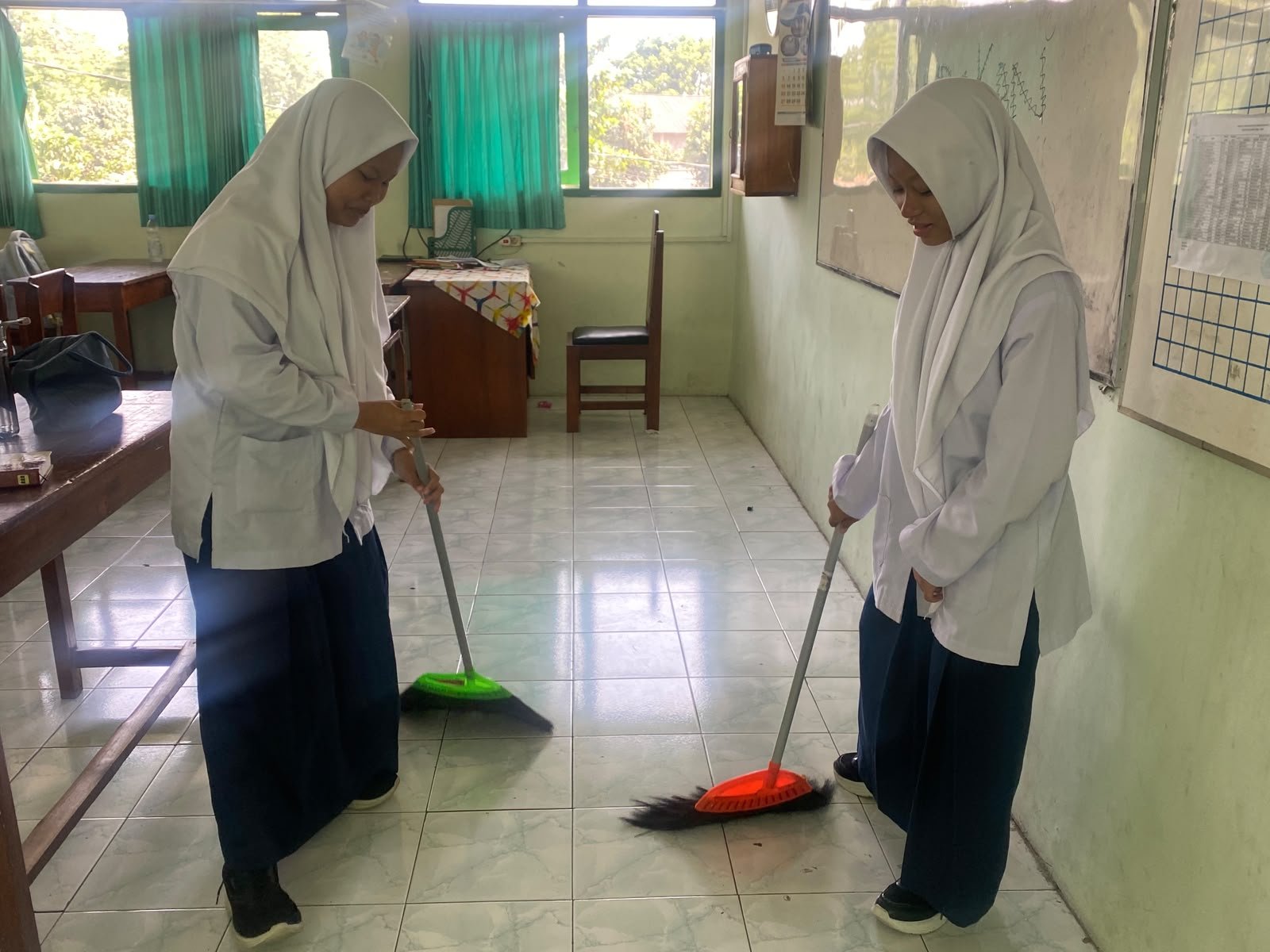 Siswa MTsN 6 Bantul Tunjukkan Kepedulian, Bersihkan Kelas Bersama