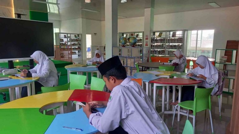 Siswa SKS MTsN 6 Bantul Jalani Ujian Tertib di Perpustakaan DeTalenta Lib
